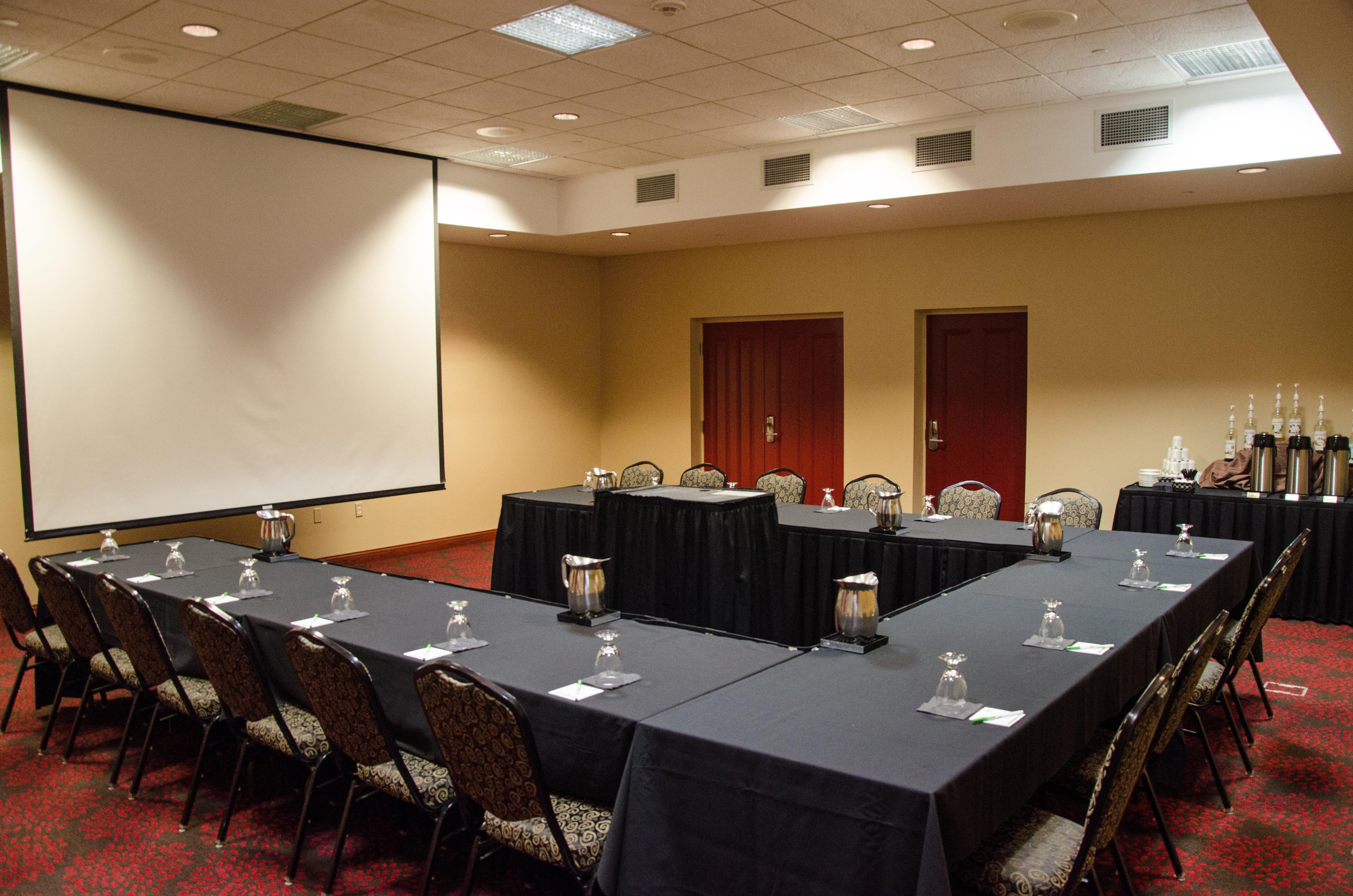 Holiday Inn Hotel Pewaukee-Milwaukee West By Ihg Exterior photo