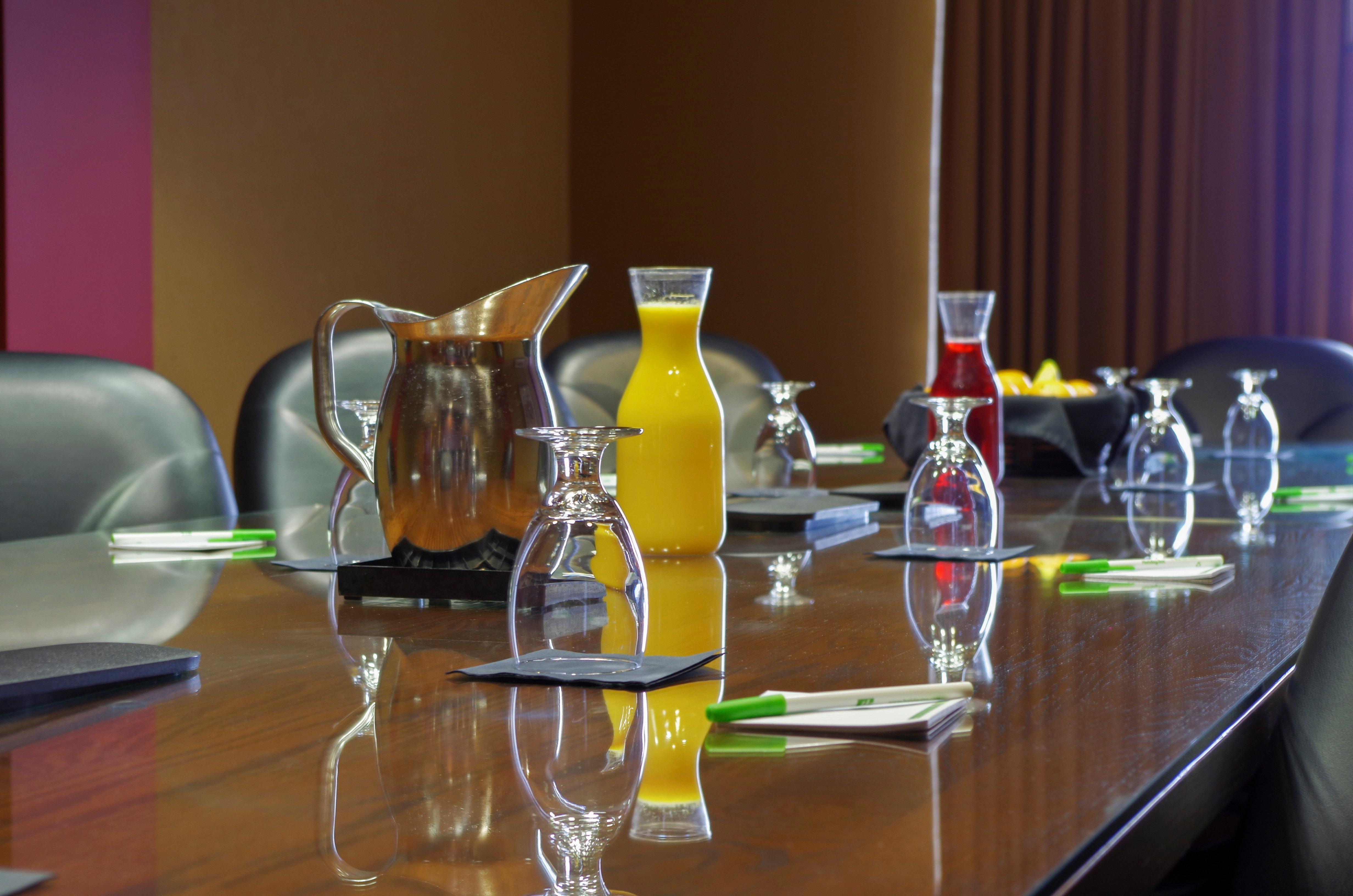 Holiday Inn Hotel Pewaukee-Milwaukee West By Ihg Exterior photo